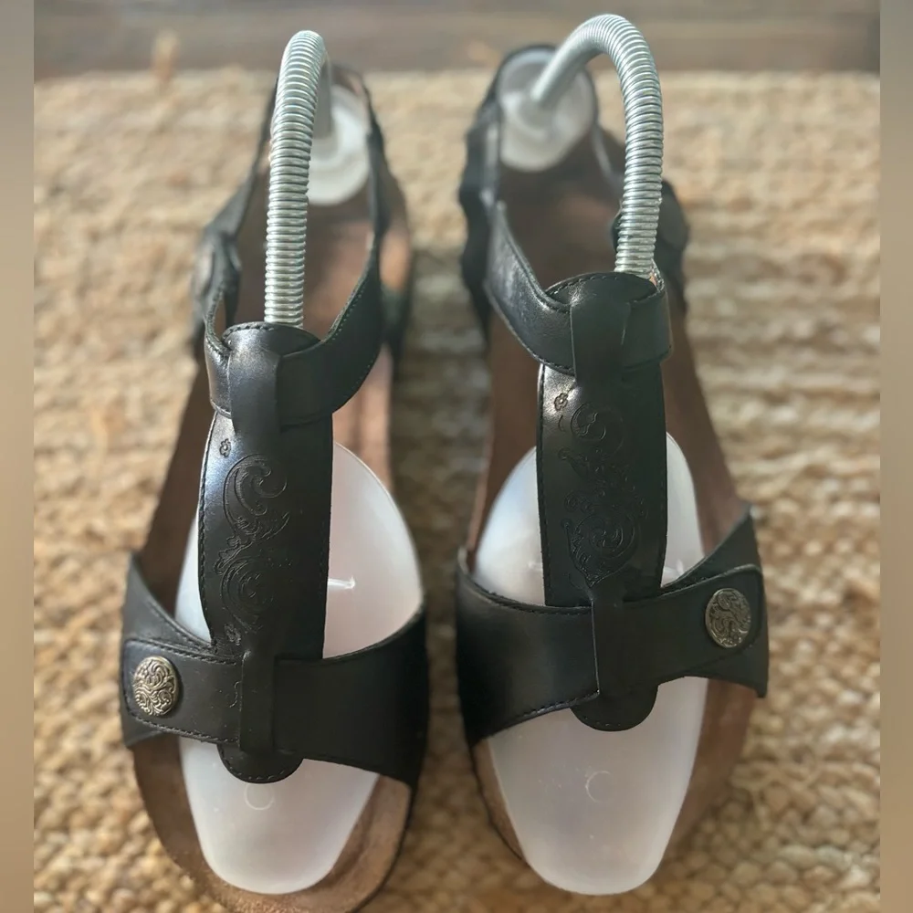 Dansko Vintage Leather cutout Sandals Women's Size 39(9) with Metal‎ buttons